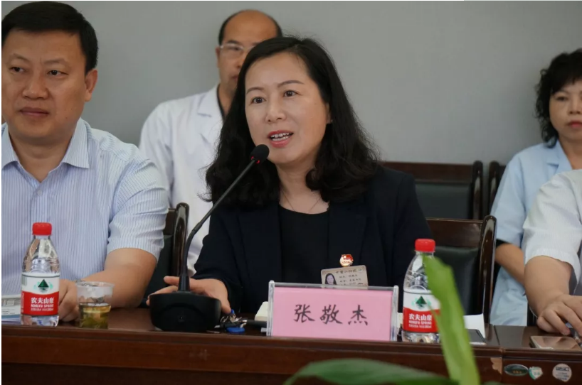 党委书记张敬杰介绍出席汇报会的领导及参会人员